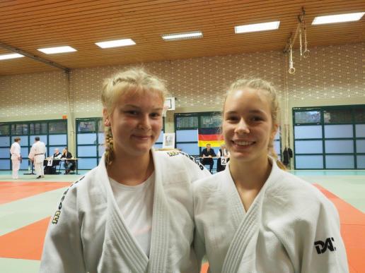 Inga Nissen (glückliche Dan-Trägerin) & Lena Pehle